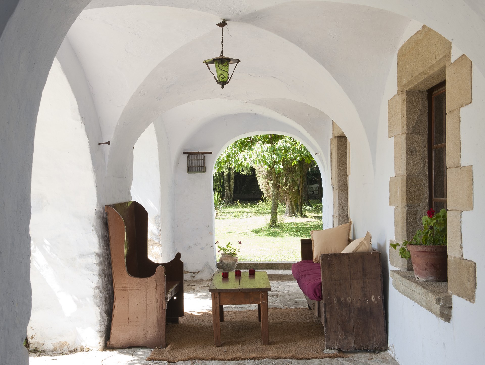 Terrassa i jardí de la casa rural de Sant Feliu de Pallerols (La Garrotxa)