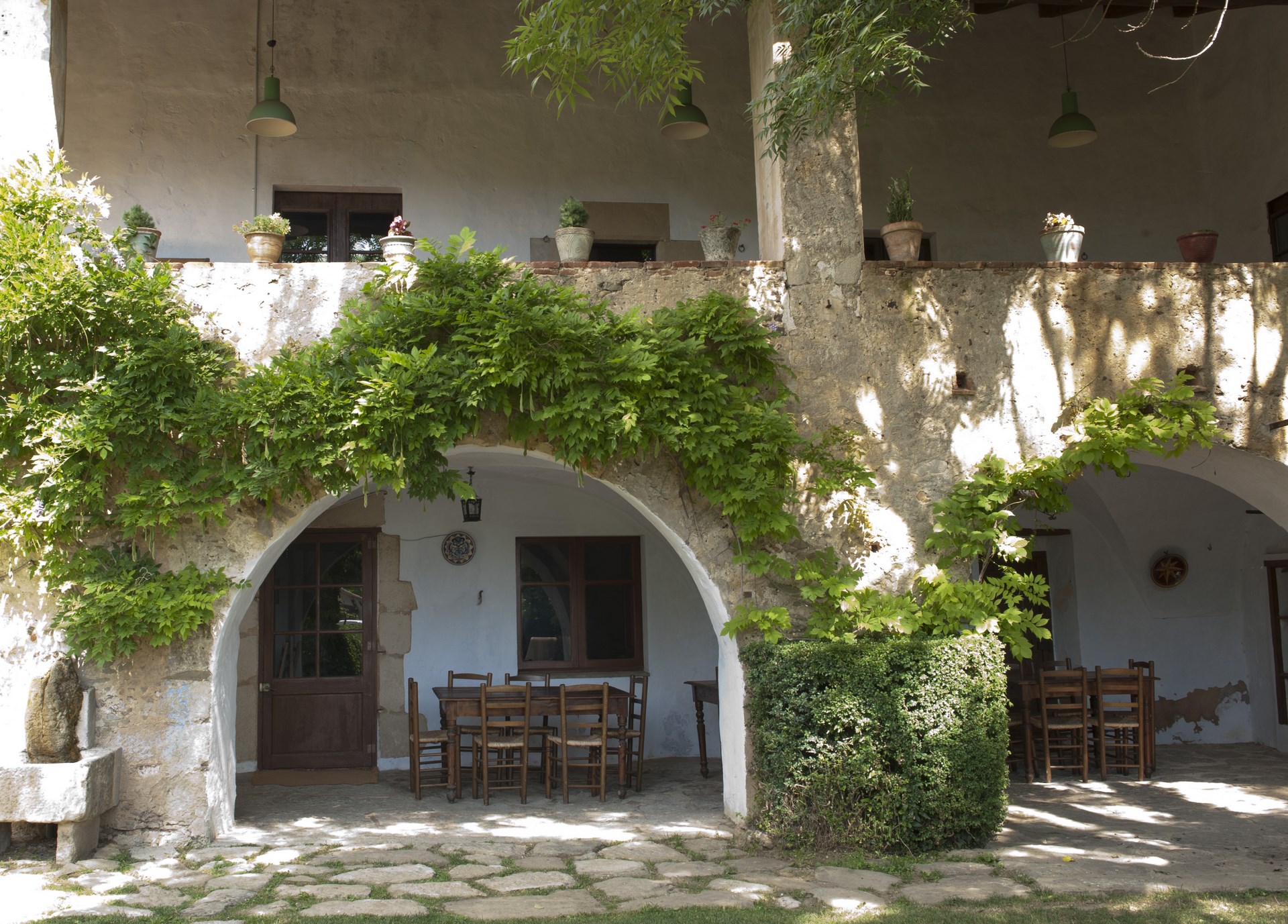 Galeria al jardí de la casa rural Casa Prat de Sant Feliu de Pallerols (La Garrotxa)