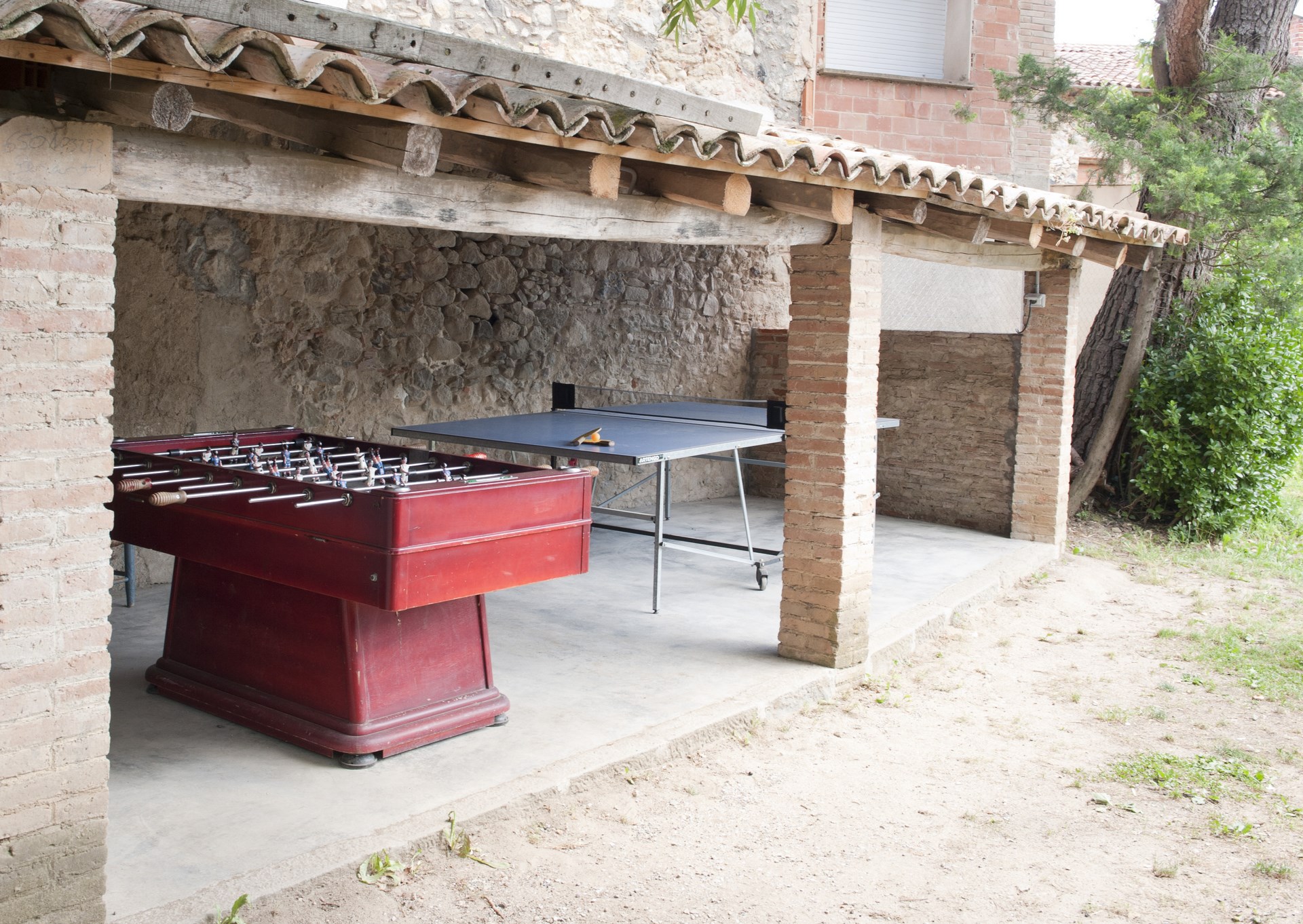 Futbolí i taula de ping-pong de la casa rural Casa Prat de Sant Feliu de Pallerols (La Garrotxa)