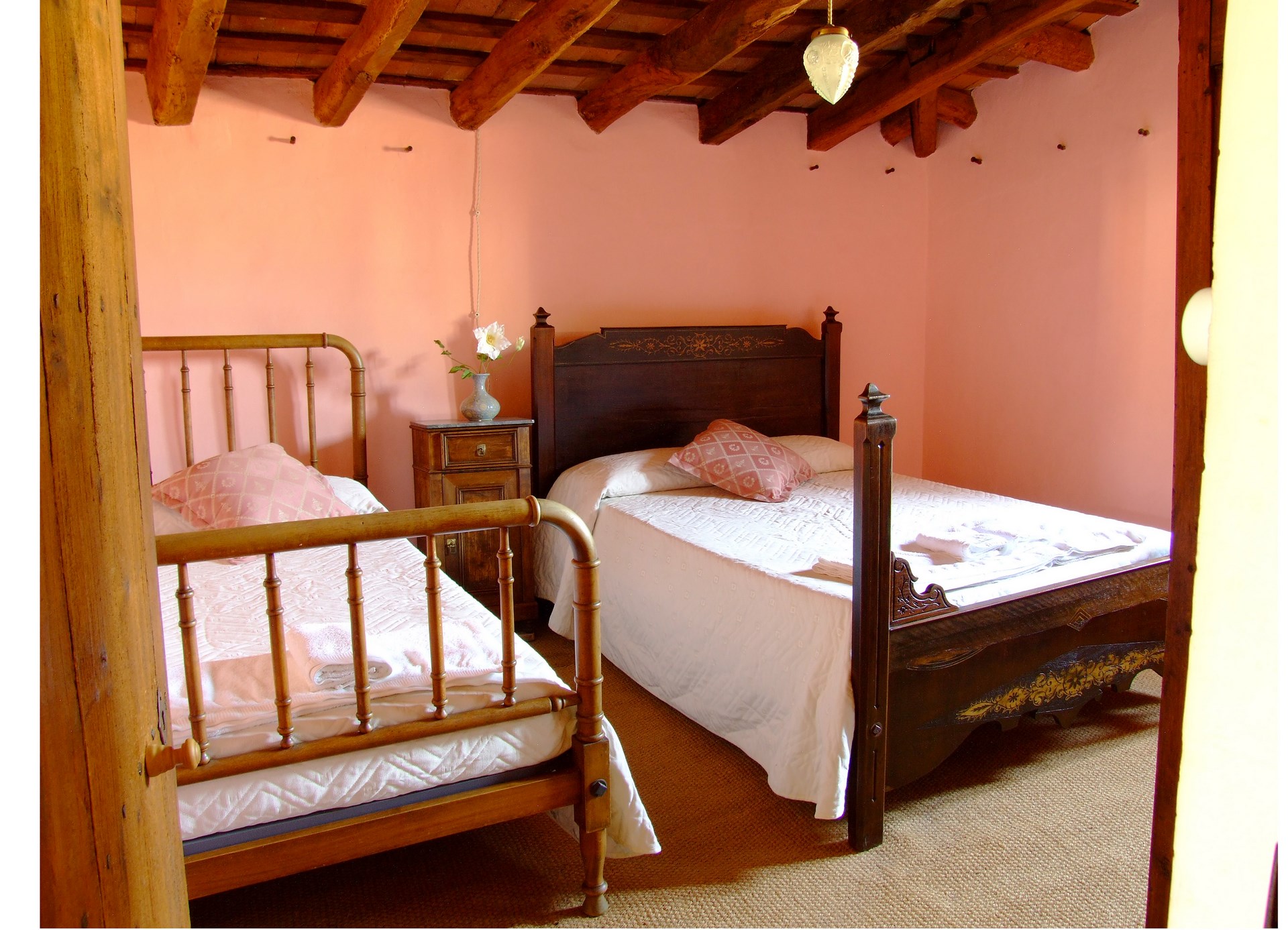 Habitació triple de la casa rural Can Ventura de Sant Feliu de Pallerols (La Garrotxa)