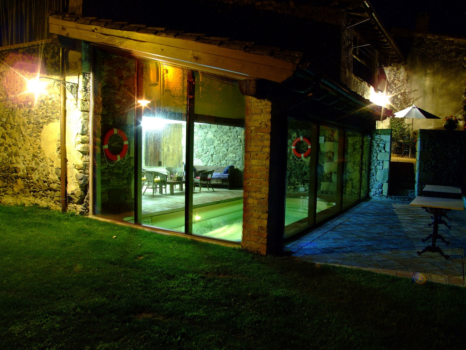 Piscina climatitzada de la casa rural Can Ventura de Sant Feliu de Pallerols (La Garrotxa)